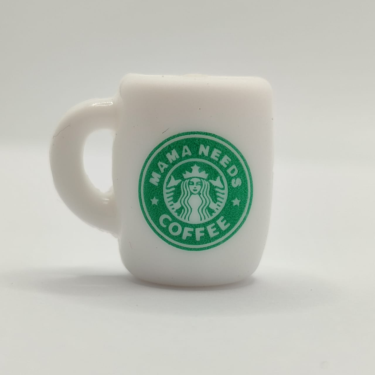 BOLSA 1 UND TAZITA BLANCA MAMA NEEDS COFFEE