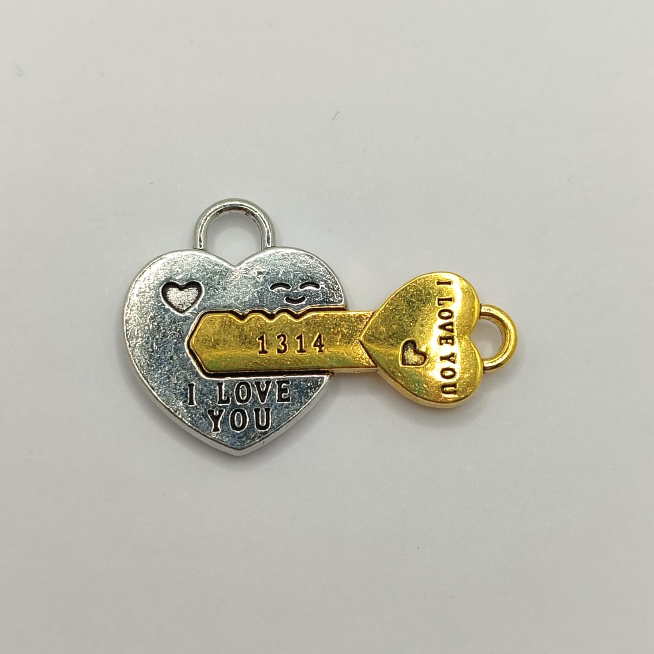 DIJE DUPLE CORAZON Y LLAVE DORADO Y PLATEADO
