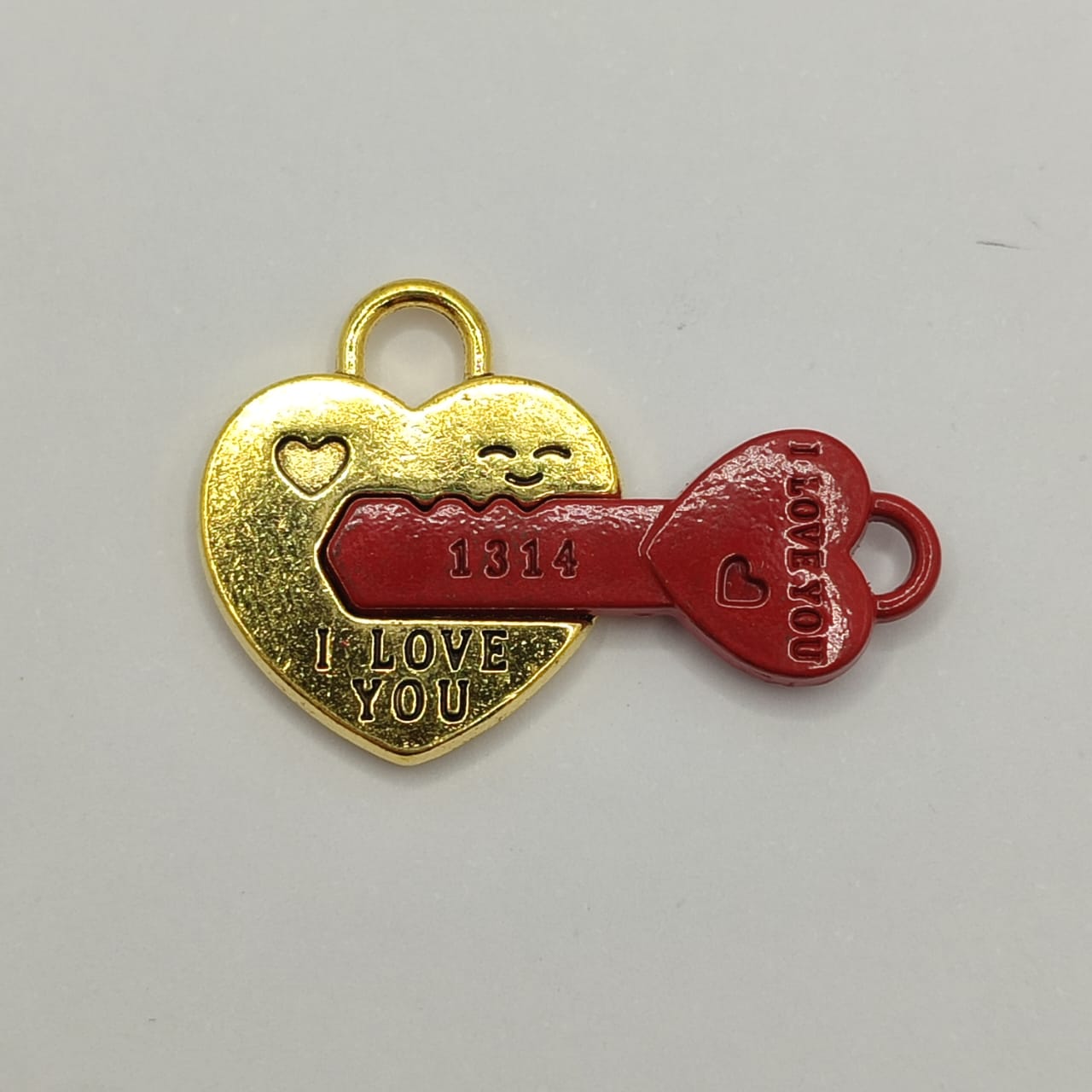 DIJE DUPLE CORAZON Y LLAVE ROJO Y DORADO