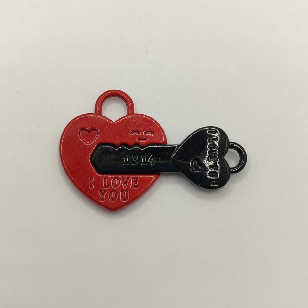 DIJE DUPLE CORAZON Y LLAVE, ROJO Y NEGRO
