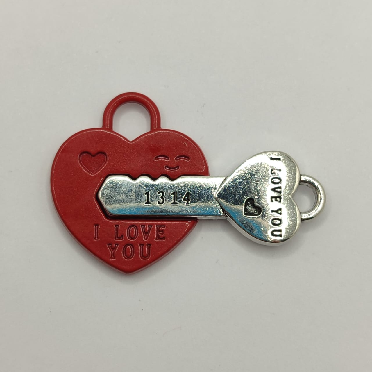 DIJE DUPLE CORAZON Y LLAVE PLATEADO Y ROJO