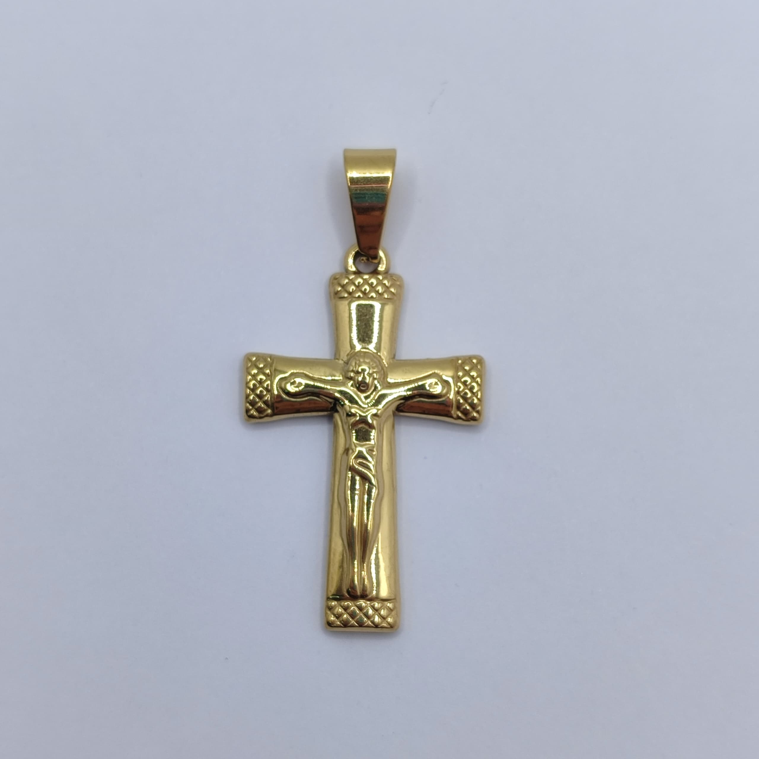 ACERO DIJE CRUCIFIJO DORADO