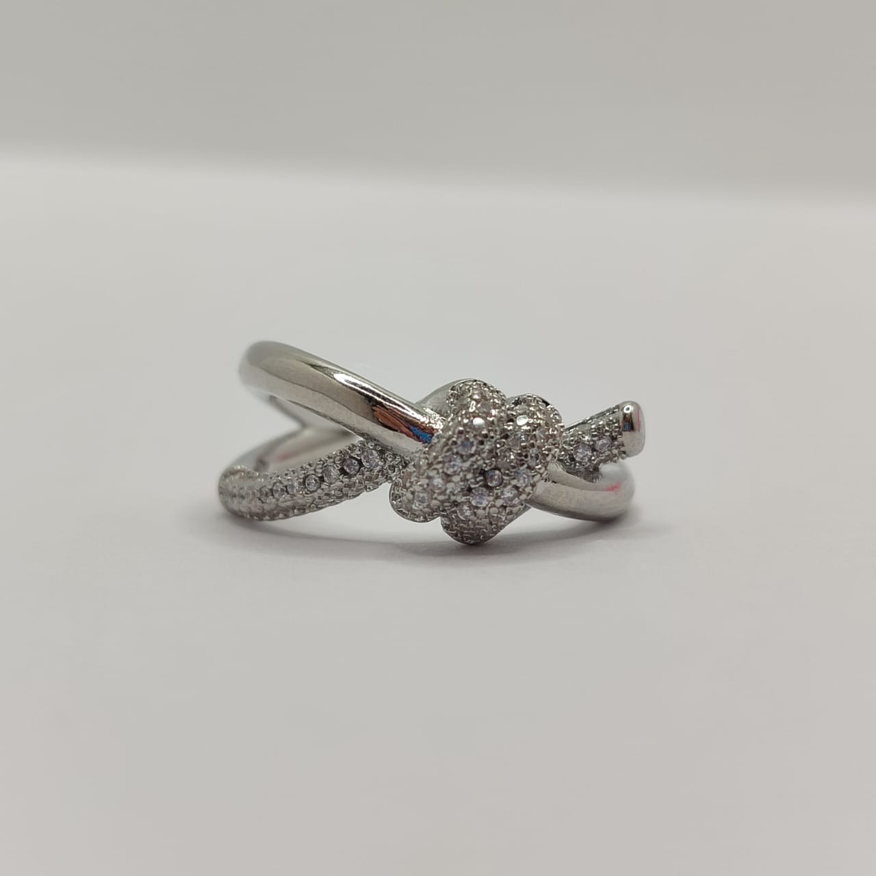 ANILLO AJUSTABLE PLATEADO NUDO