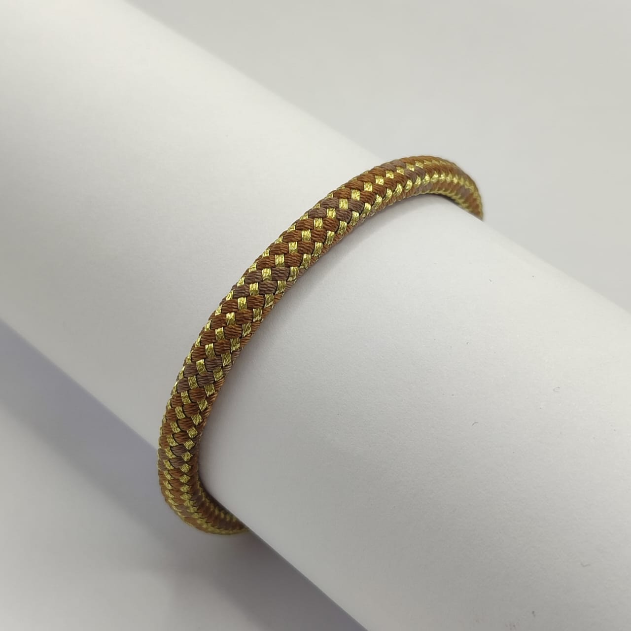 PULSERA CON IMAN DE ALGODON MARRON CLARO CON DORADO