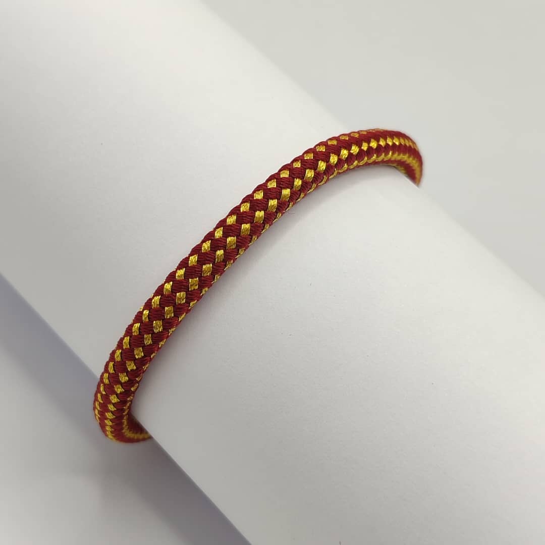 PULSERA CON IMAN DE ALGODON ROJO CON DORADO