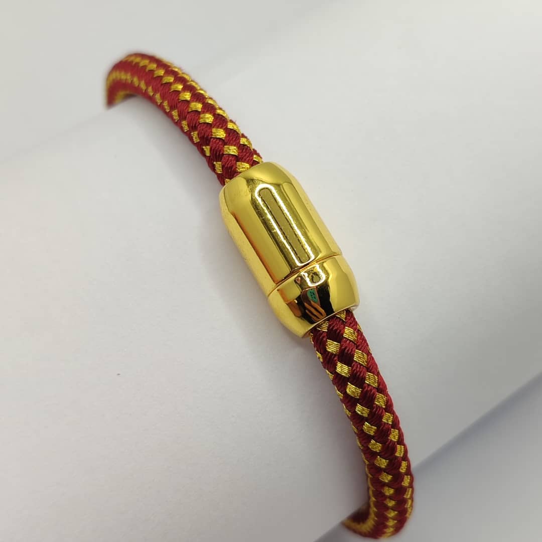PULSERA CON IMAN DE ALGODON ROJO CON DORADO 2