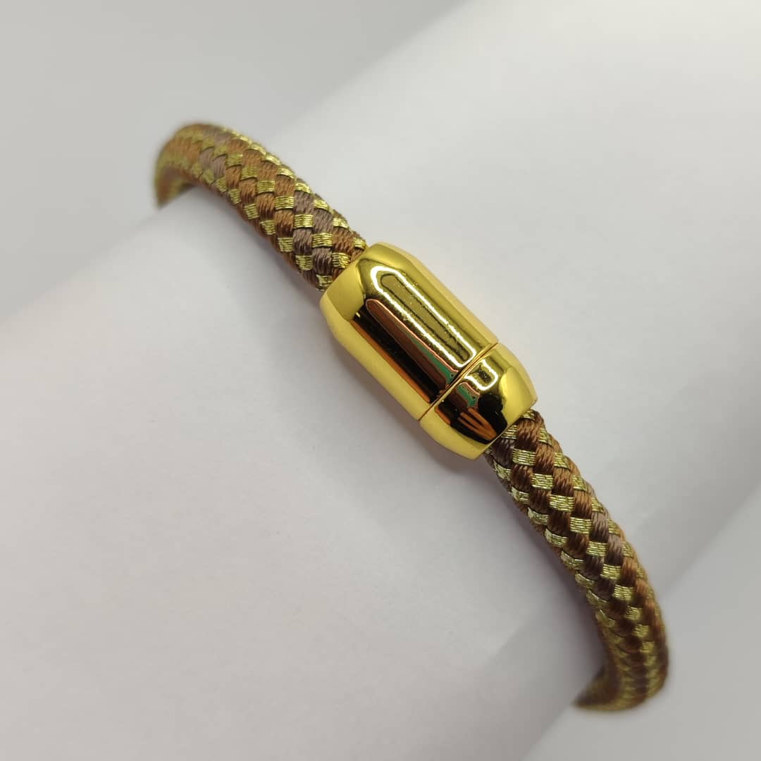 PULSERA CON IMAN DE ALGODON MARRON CLARO CON DORADO 2