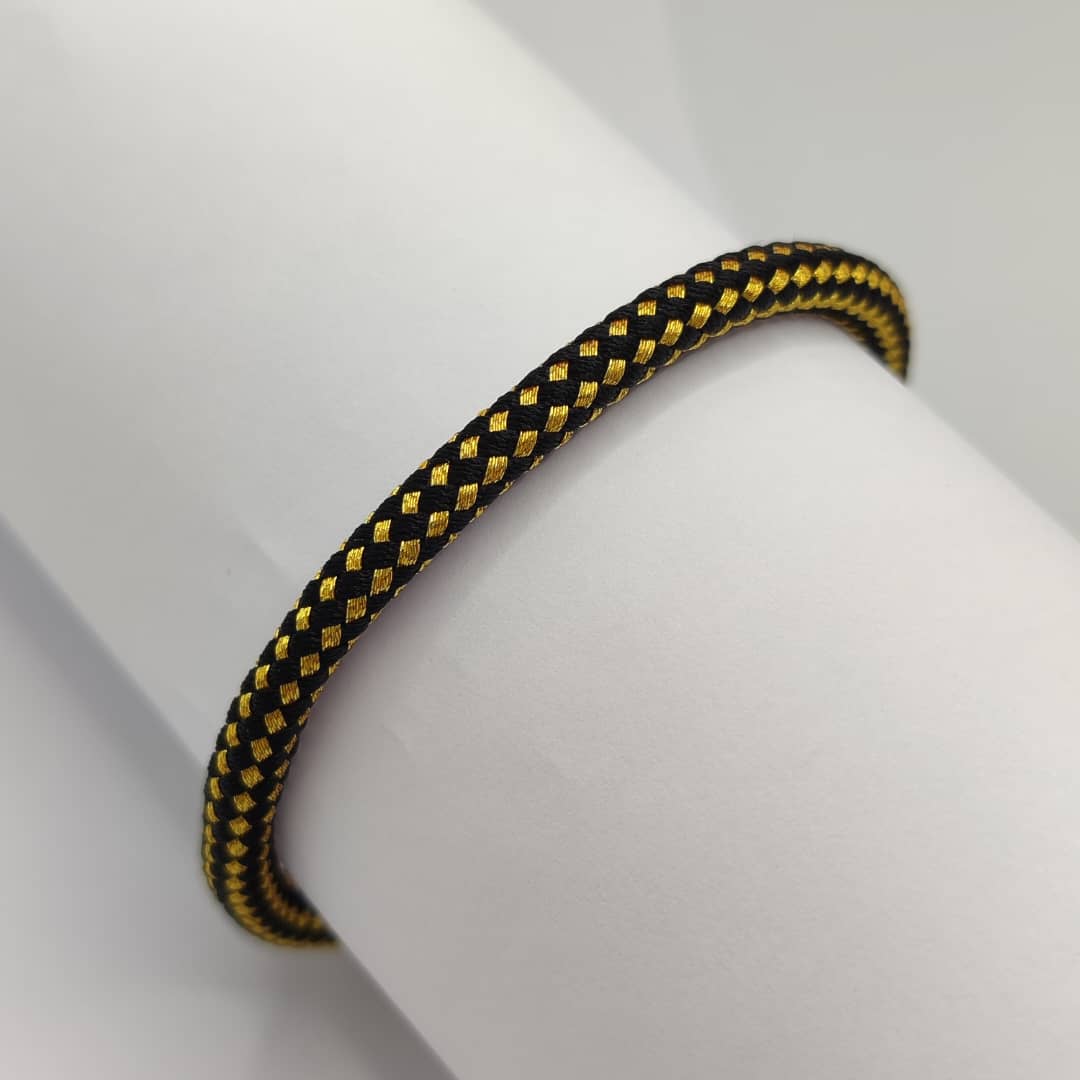 PULSERA CON IMAN DE ALGODON NEGRO CON DORADO