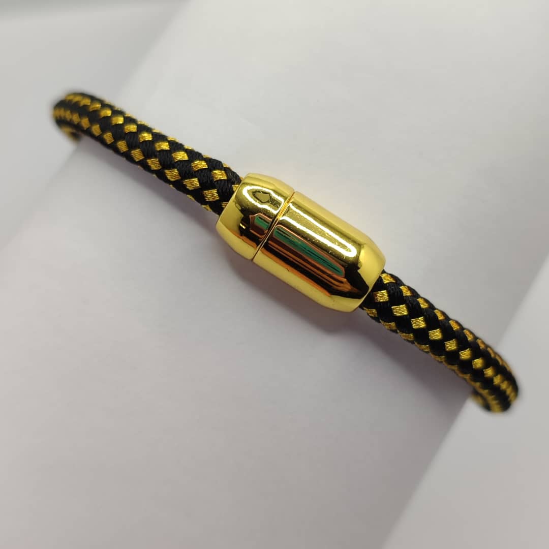 PULSERA CON IMAN DE ALGODON NEGRO CON DORADO 2