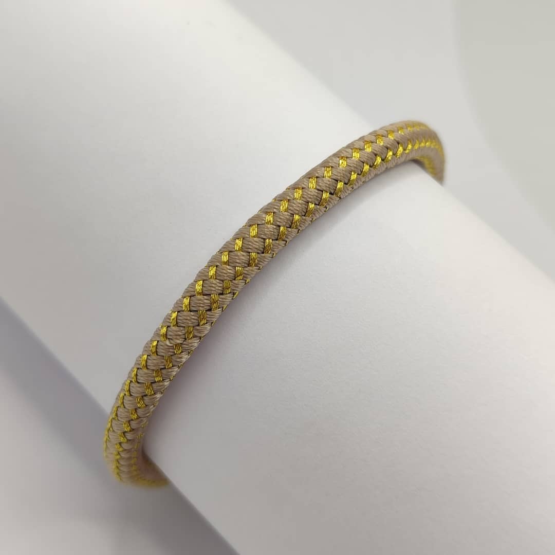 PULSERA CON IMAN DE ALGODON BEIGE CON DORADO