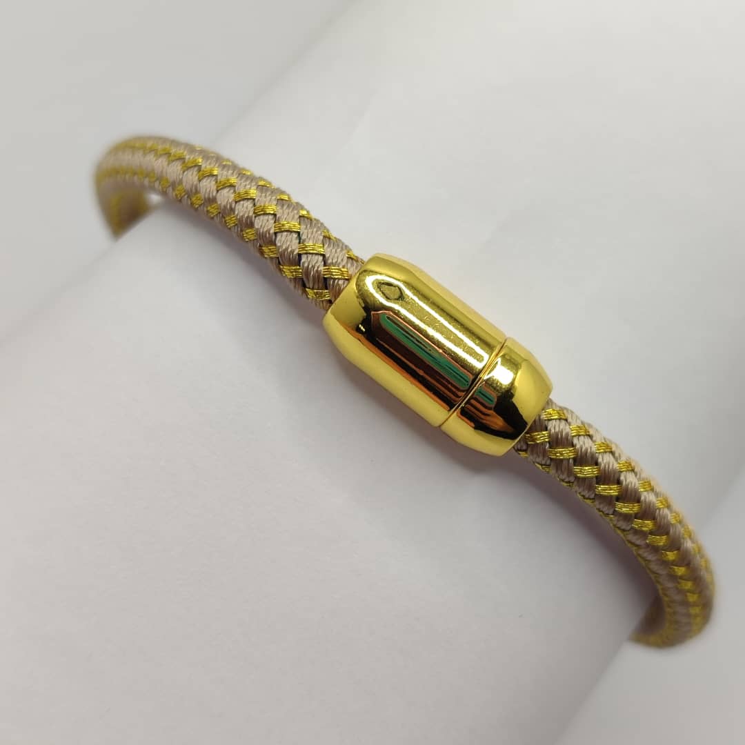PULSERA CON IMAN DE ALGODON BEIGE CON DORADO 2