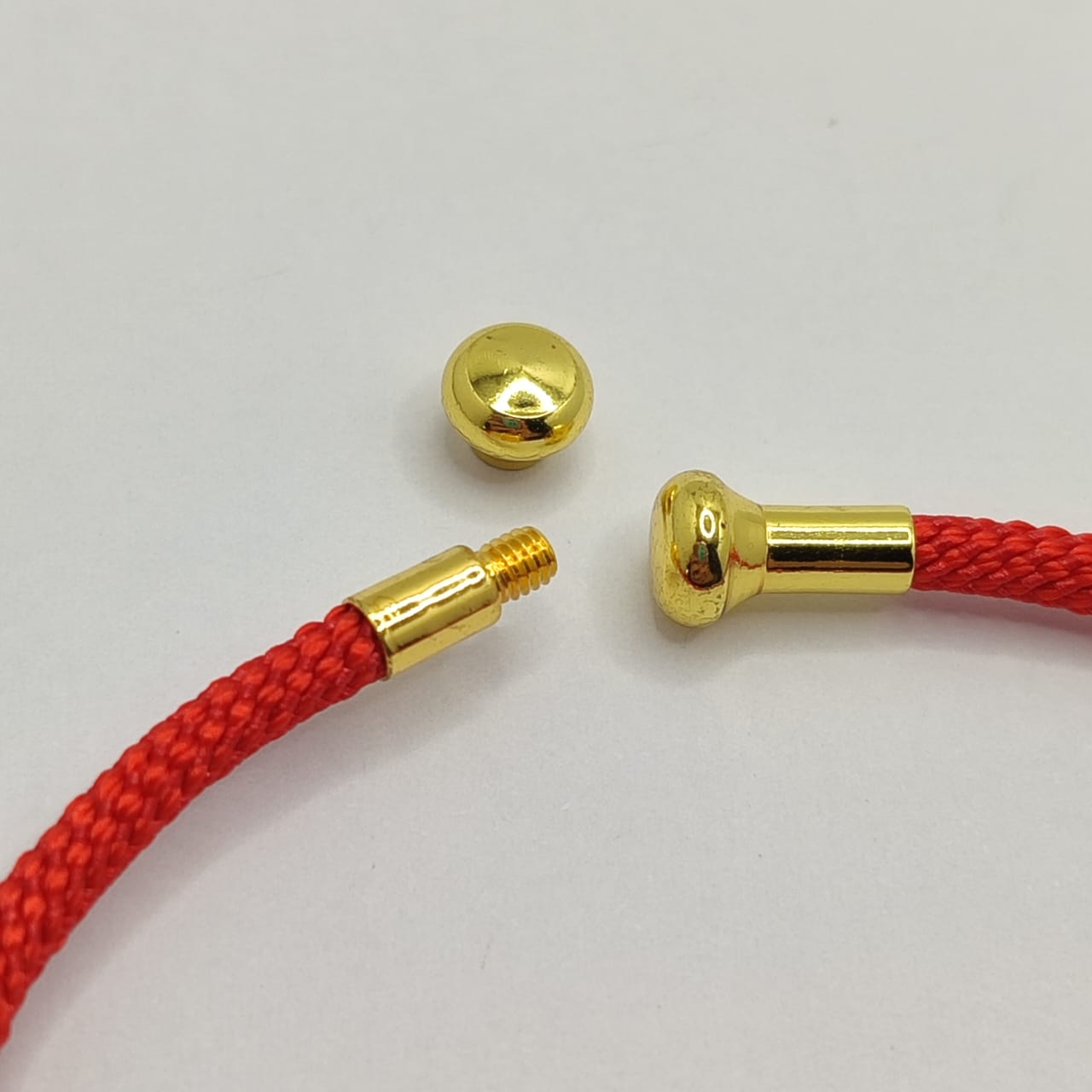 PULSERA ABIERTA DE ALAMBRE EN FORMA DE C ROJA 2