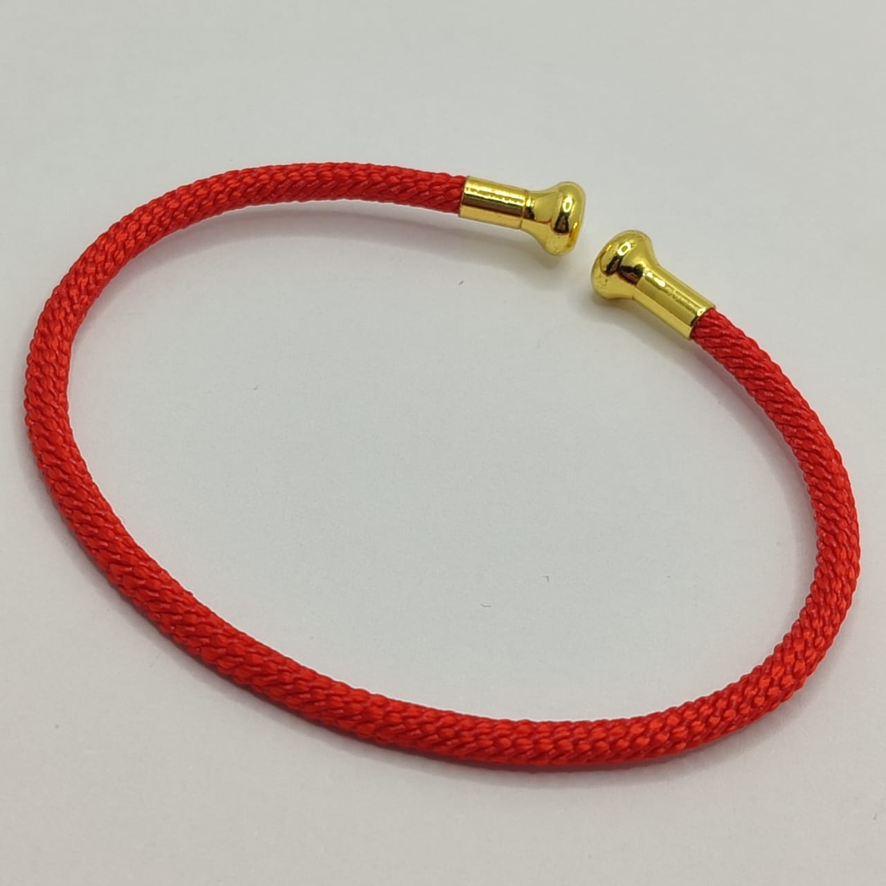 PULSERA ABIERTA DE ALAMBRE EN FORMA DE C ROJA