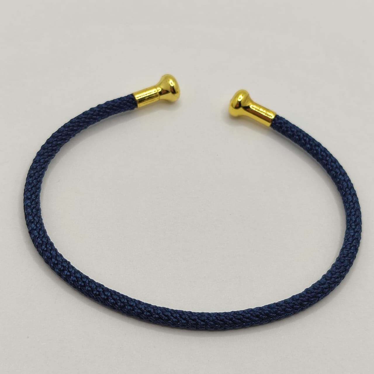 PULSERA ABIERTA DE ALAMBRE EN FORMA DE C AZUL MARINO
