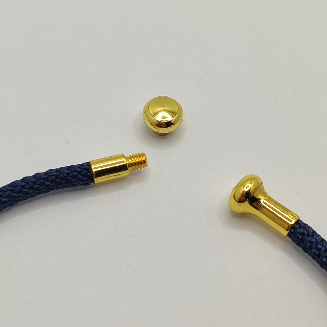 PULSERA ABIERTA DE ALAMBRE EN FORMA DE C AZUL MARINO 2