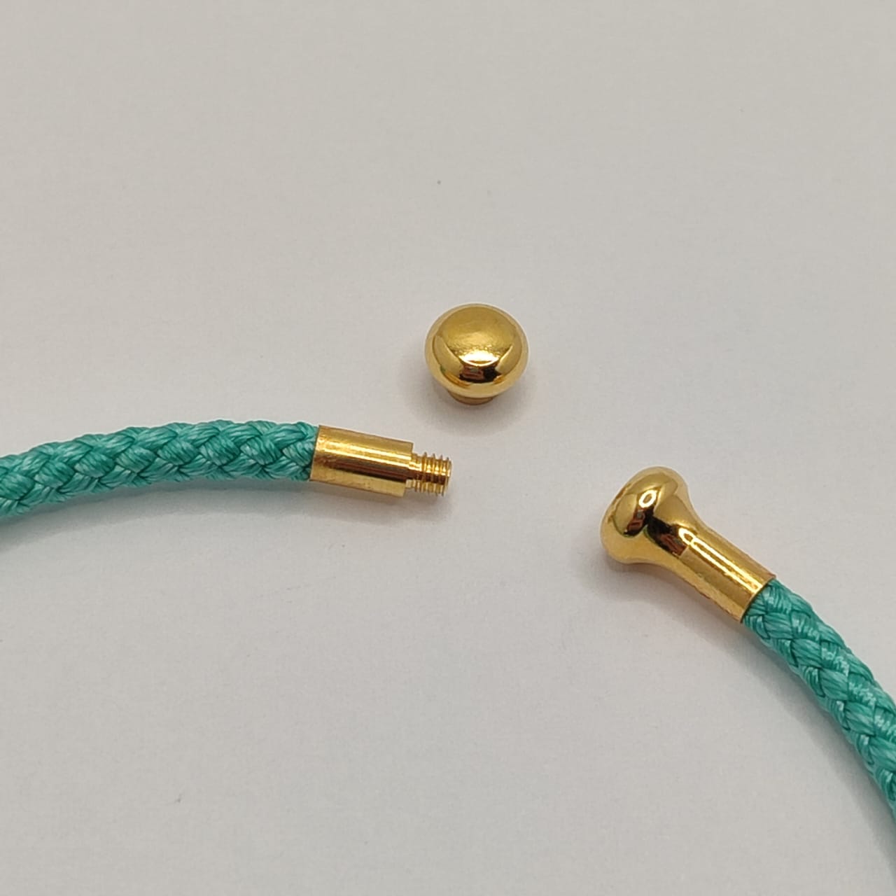PULSERA ABIERTA DE ALAMBRE EN FORMA DE C VERDE TURQUESA 2