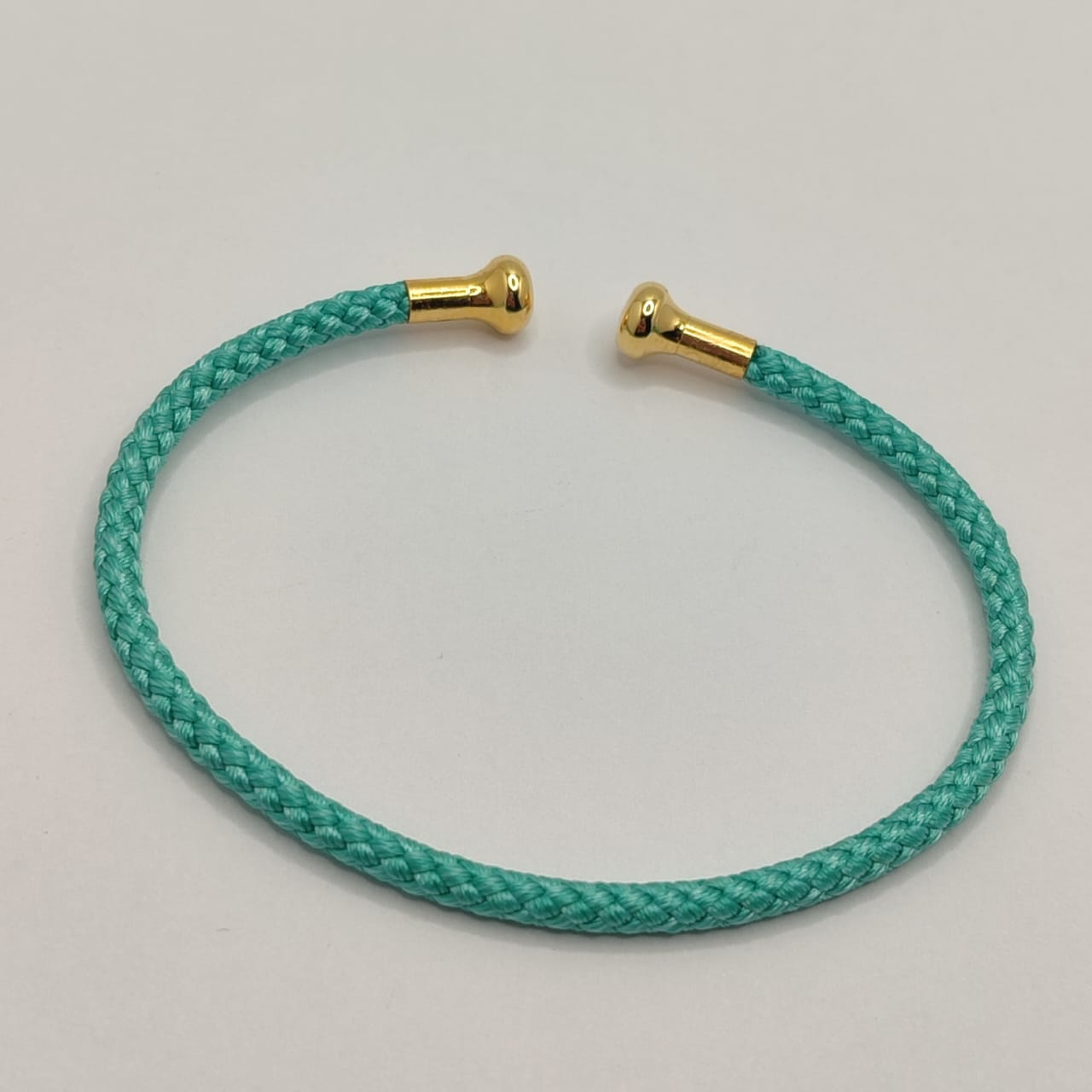 PULSERA ABIERTA DE ALAMBRE EN FORMA DE C VERDE TURQUESA