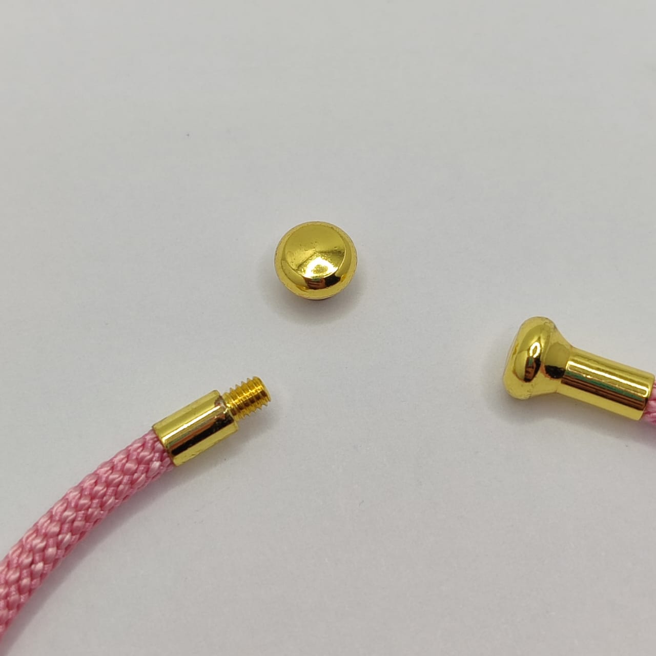 PULSERA ABIERTA DE ALAMBRE EN FORMA DE C ROSADO CLARO 2