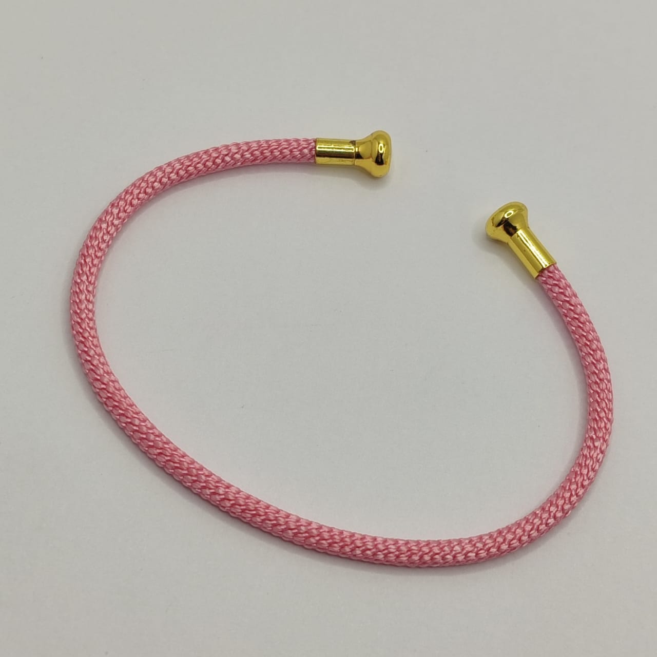 PULSERA ABIERTA DE ALAMBRE EN FORMA DE C ROSADO CLARO