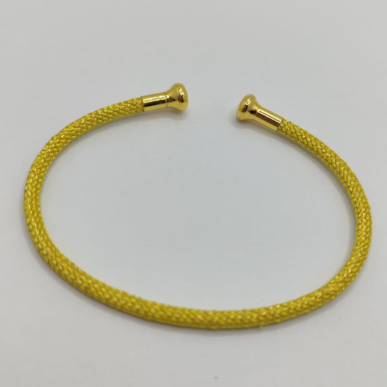 PULSERA ABIERTA DE ALAMBRE EN FORMA DE C AMARILLO