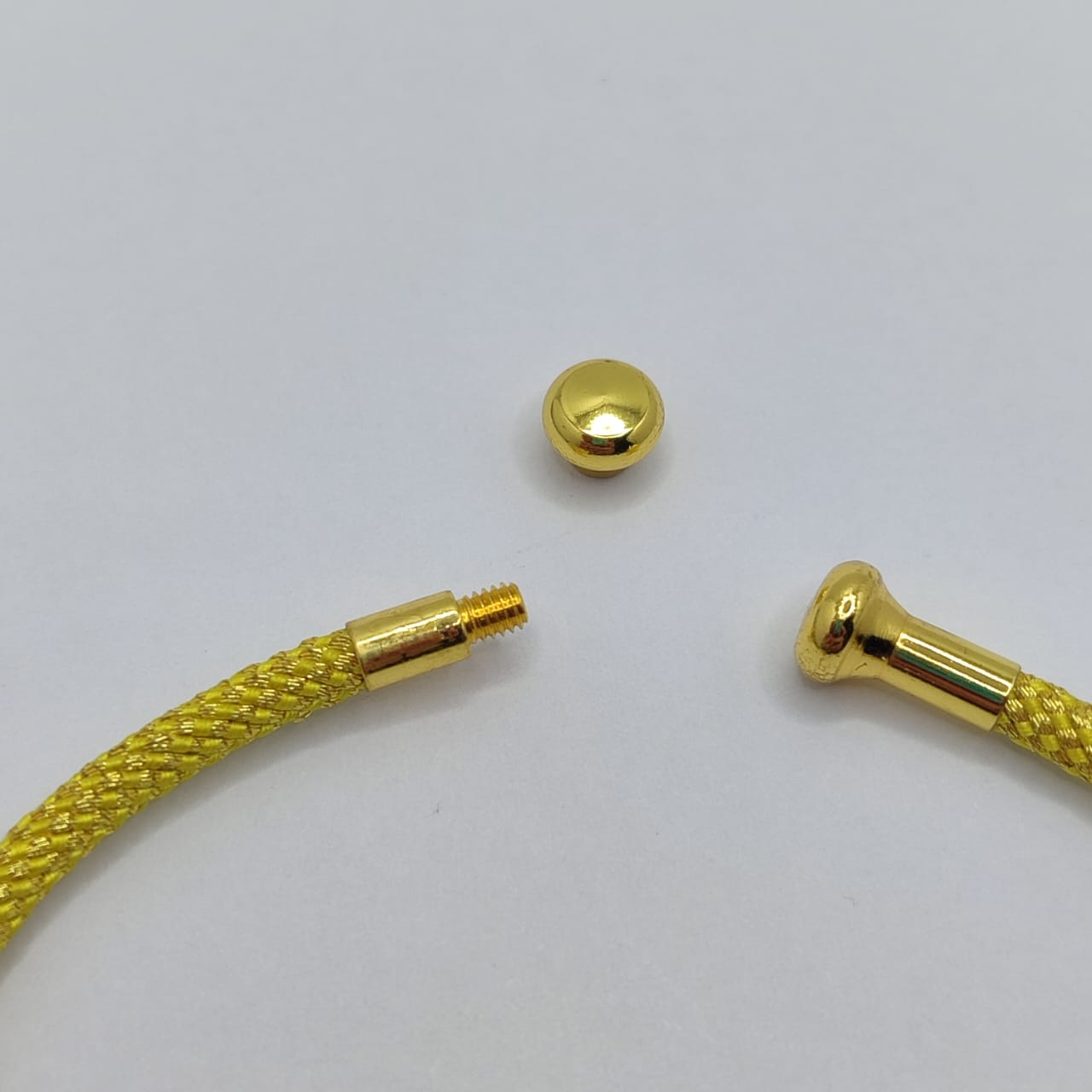 PULSERA ABIERTA DE ALAMBRE EN FORMA DE C AMARILLO 2