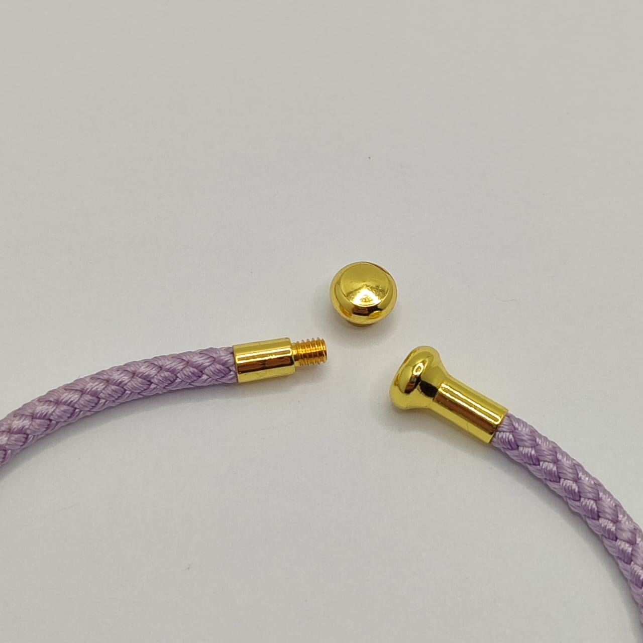 PULSERA ABIERTA DE ALAMBRE EN FORMA DE C LILA 2
