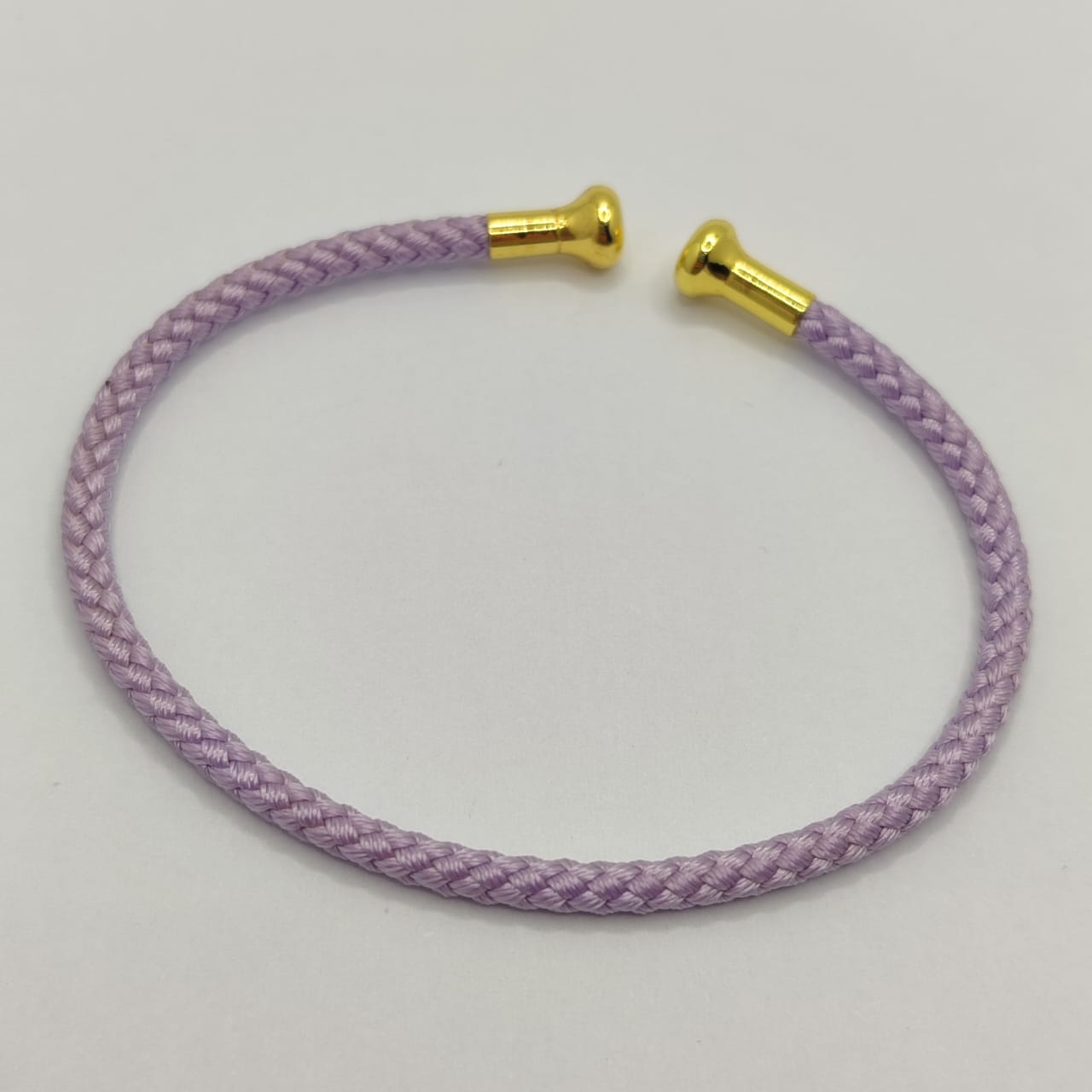 PULSERA ABIERTA DE ALAMBRE EN FORMA DE C LILA