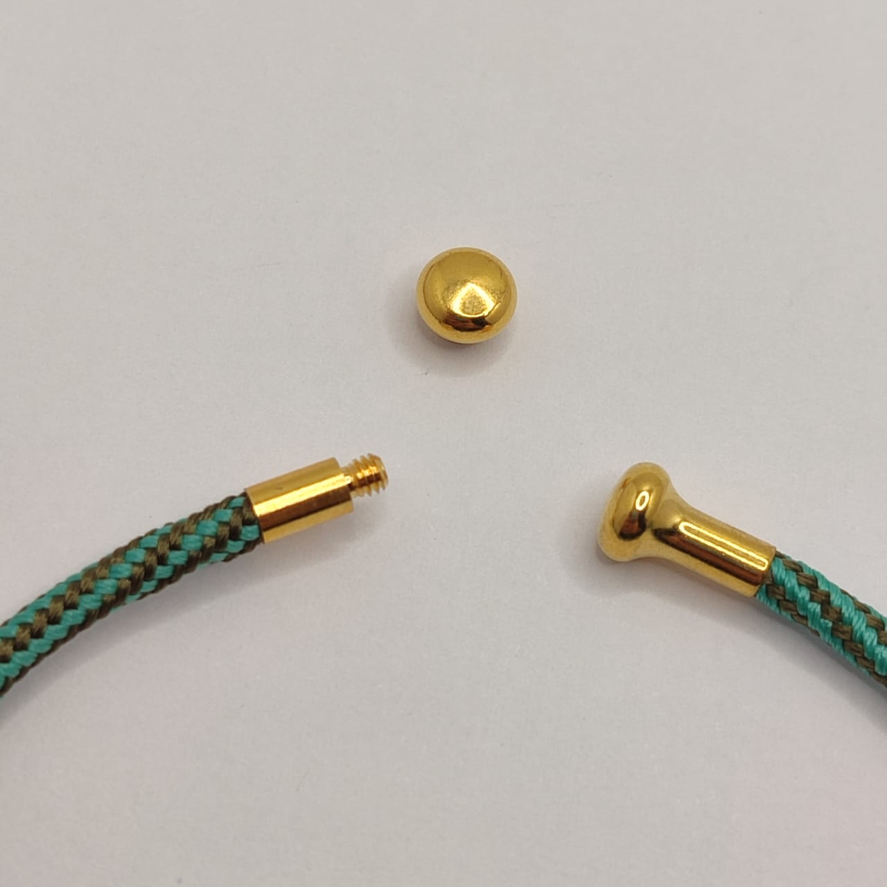 PULSERA ABIERTA DE ALAMBRE EN FORMA DE C VERDE CLARO Y VERDE OSCURO 2