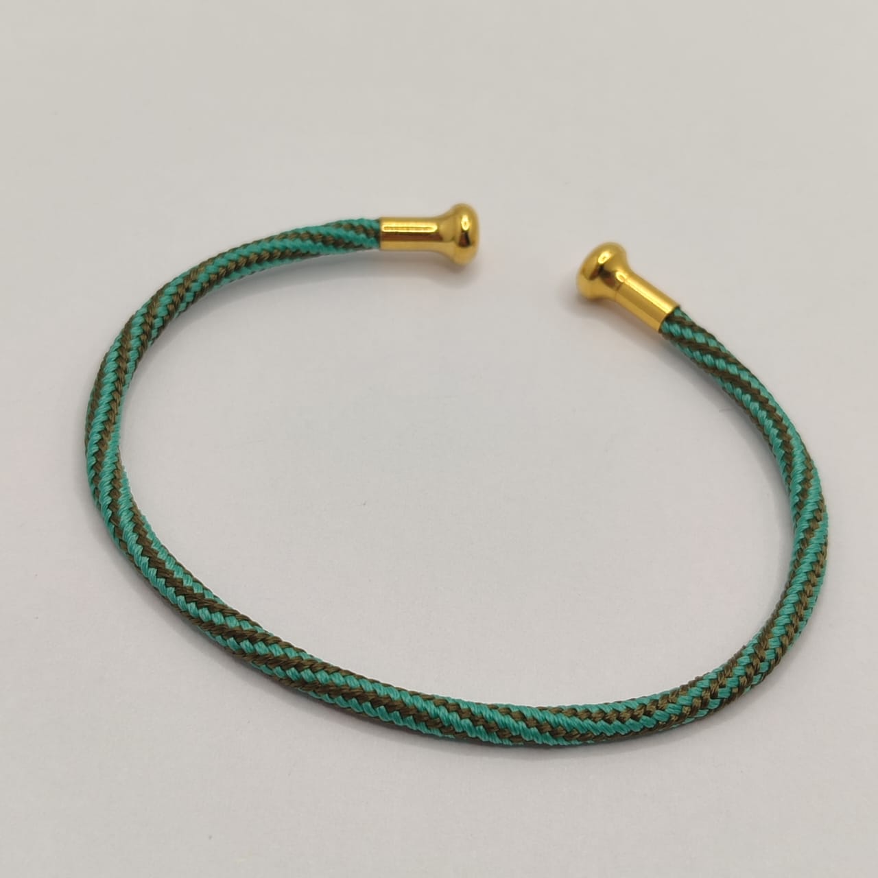 PULSERA ABIERTA DE ALAMBRE EN FORMA DE C VERDE CLARO Y VERDE OSCURO