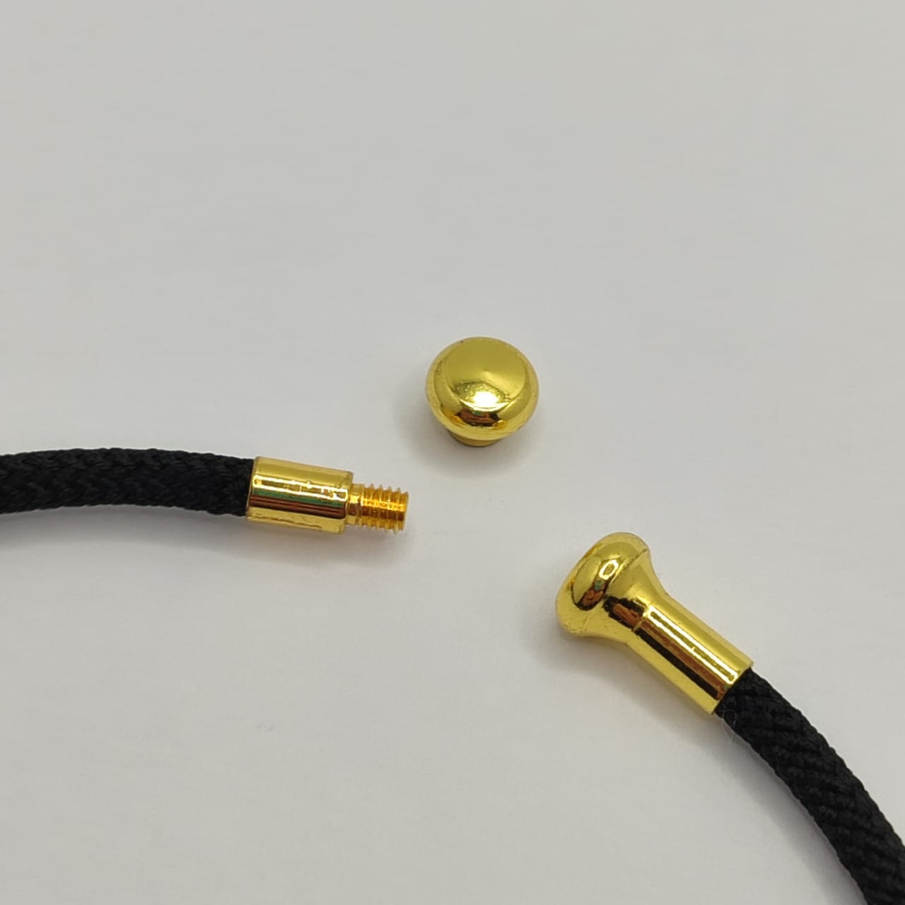 PULSERA ABIERTA DE ALAMBRE EN FORMA DE C NEGRA 2