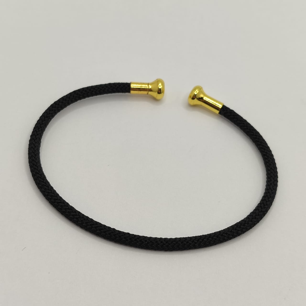 PULSERA ABIERTA DE ALAMBRE EN FORMA DE C NEGRA