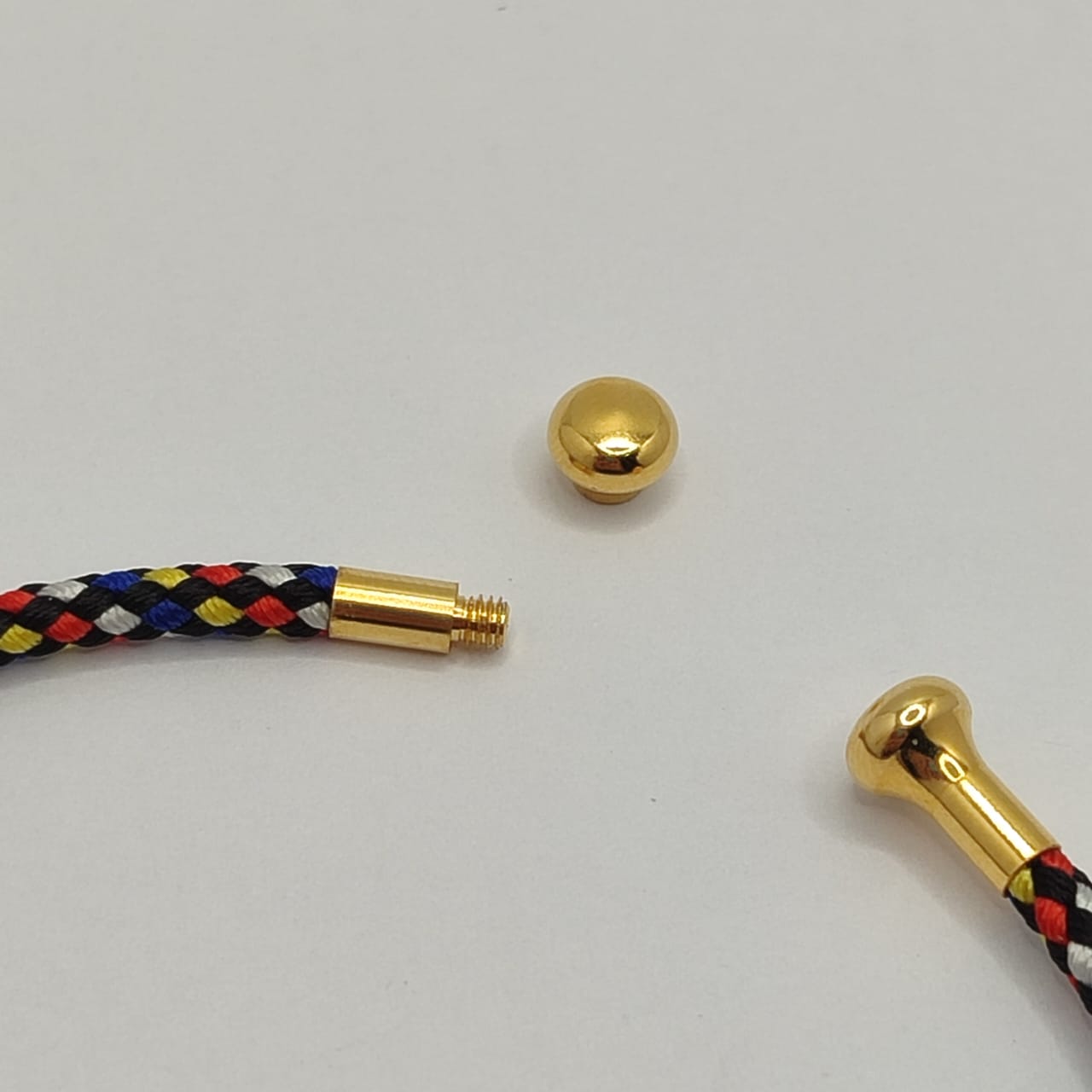 PULSERA ABIERTA DE ALAMBRE EN FORMA DE C NEGRO/AZUL/ROJO 2
