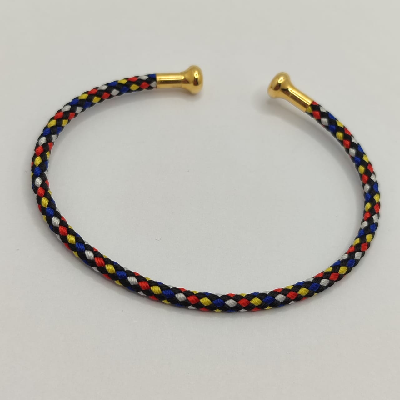 PULSERA ABIERTA DE ALAMBRE EN FORMA DE C NEGRO/AZUL/ROJO