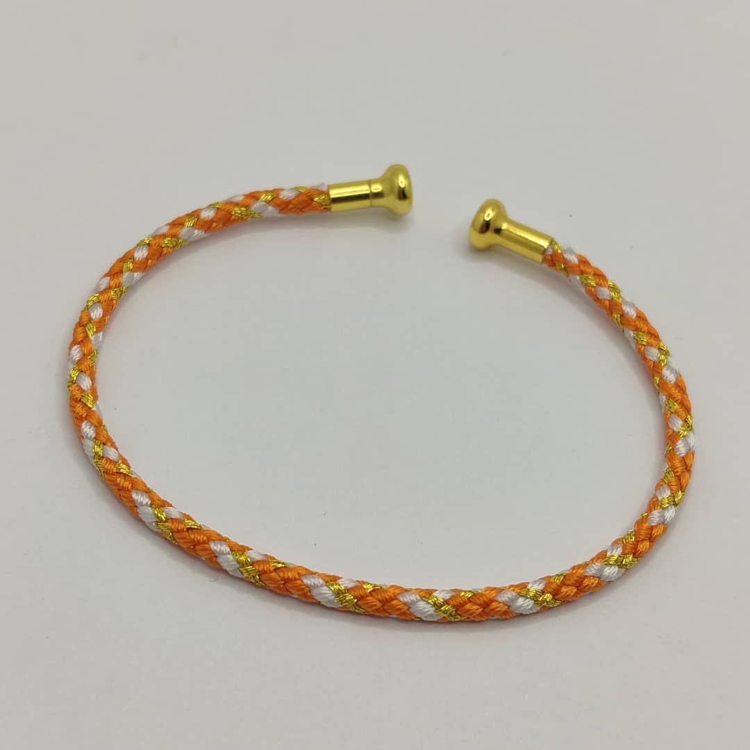 PULSERA ABIERTA DE ALAMBRE EN FORMA DE C NARANJA/BLANCA/DORADO
