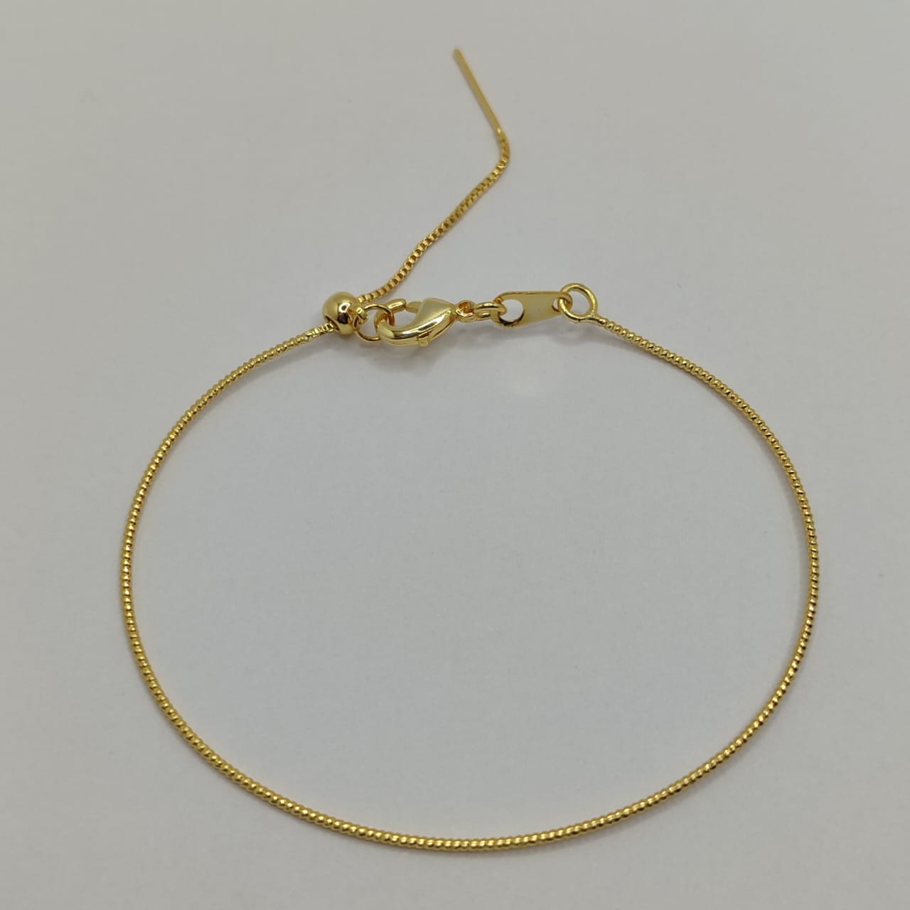 PULSERA DE AGUJA DORADA