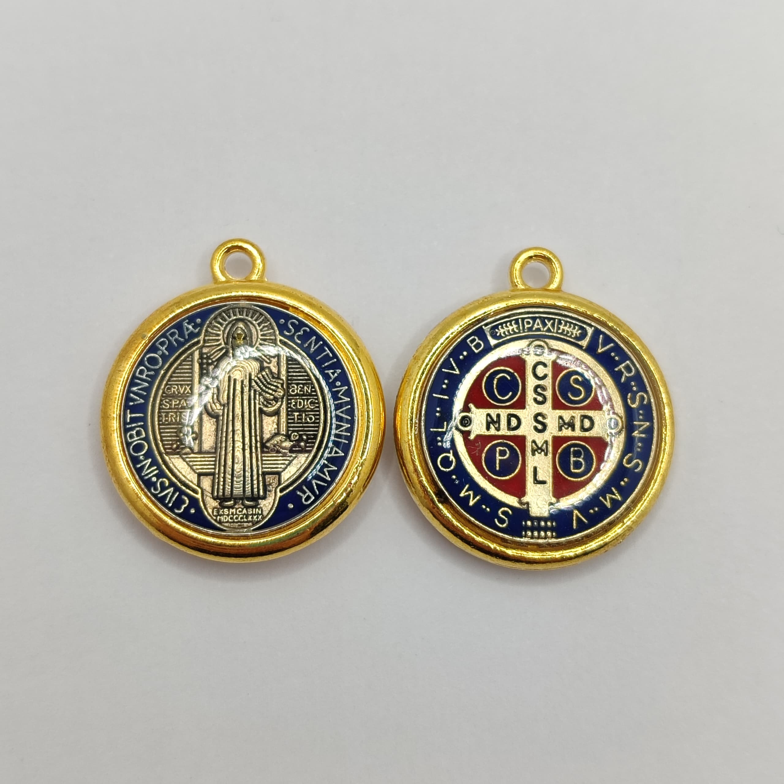 DIJE MEDALLA SAN BENITO CON BORDES DORADOS, 21MM AZUL REY CON ROJO EN MEDIO