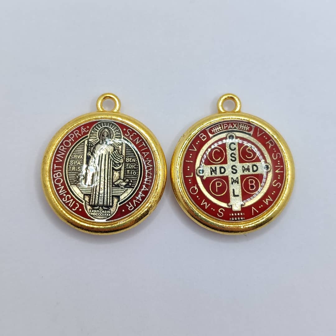DIJE MEDALLA SAN BENITO CON BORDES DORADOS, 21MM ROJO