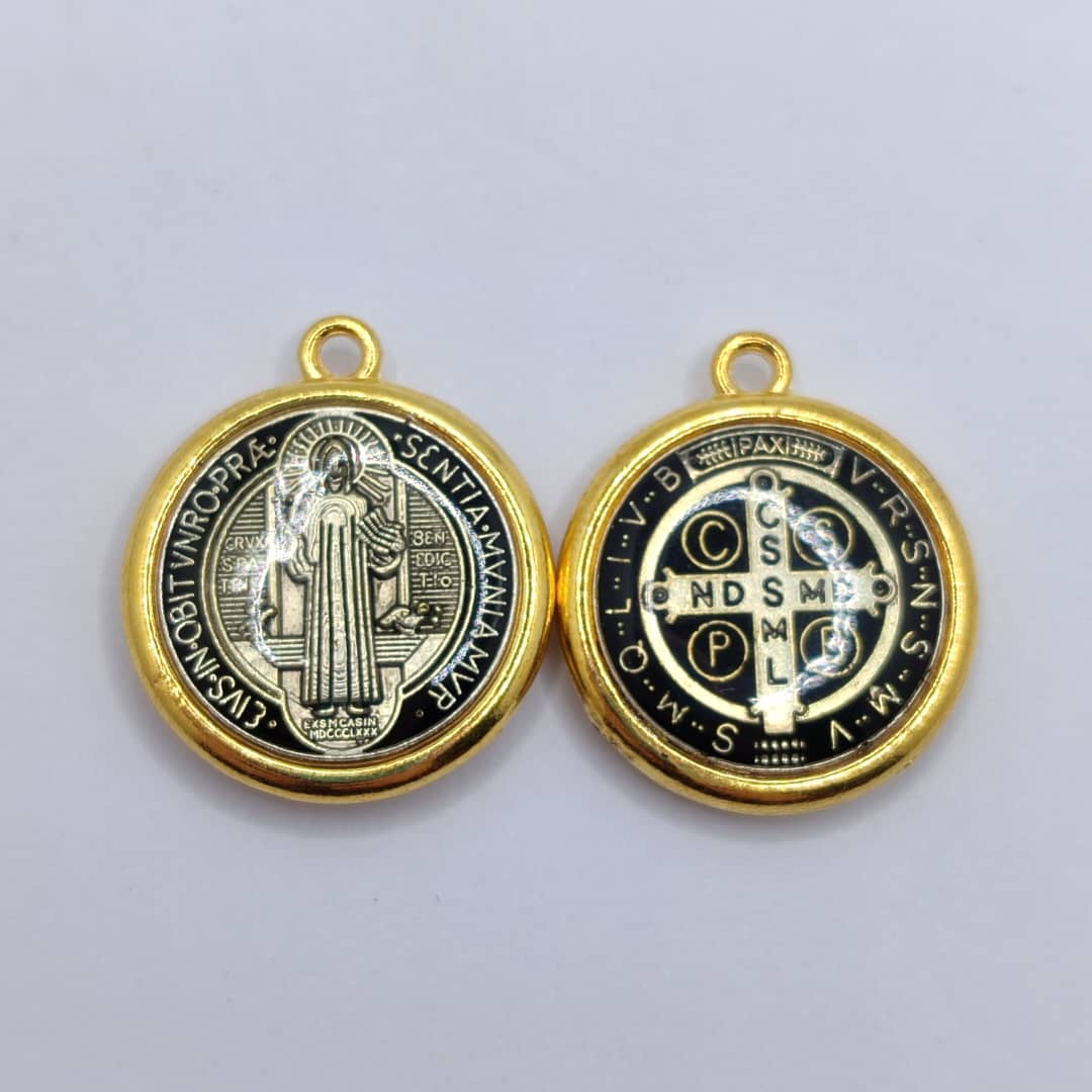 DIJE MEDALLA SAN BENITO BORDES DORADO, 21MM NEGRO