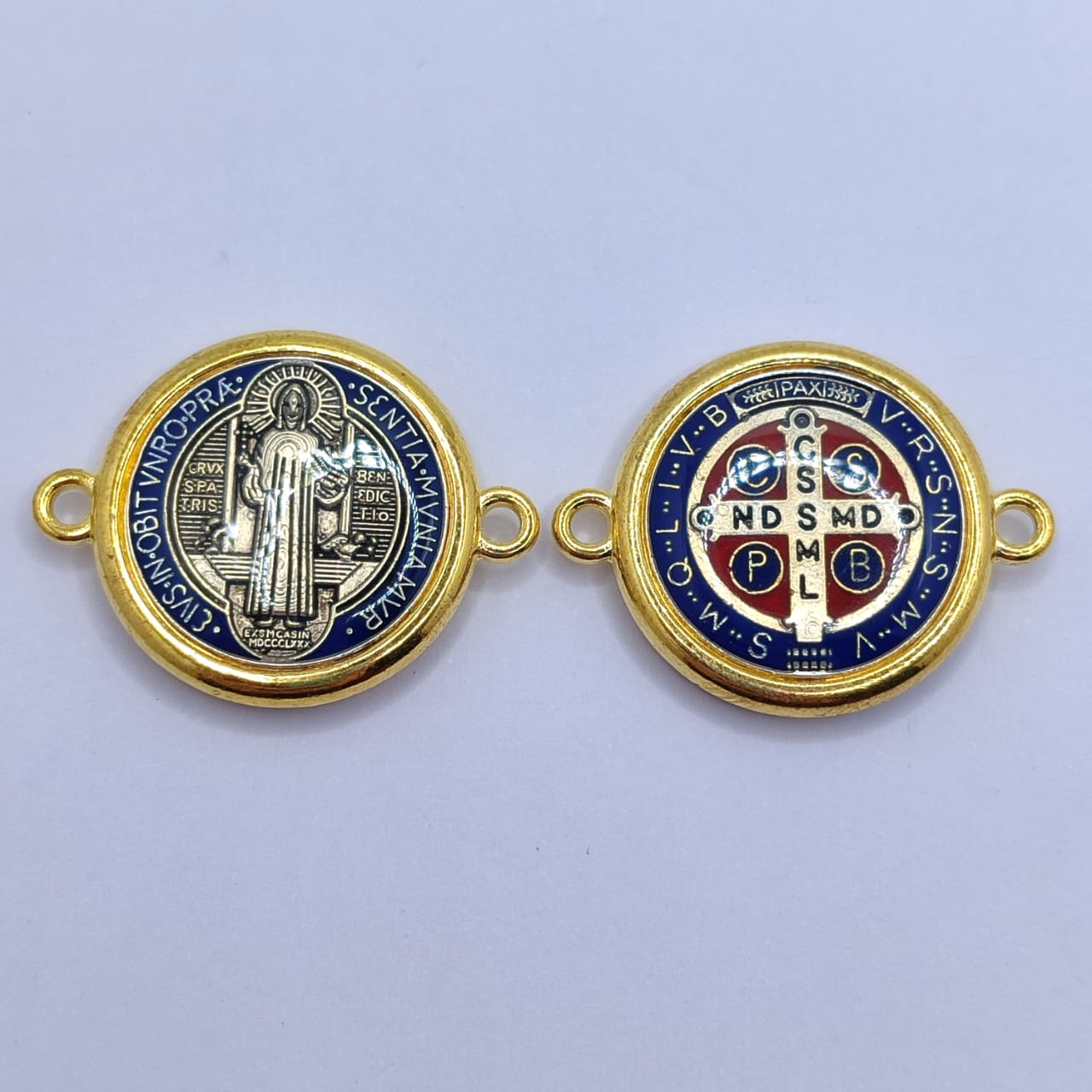 CONECTOR MEDALLA SAN BENITO BORDES DORADOS, 21MM AZUL CON ROJO