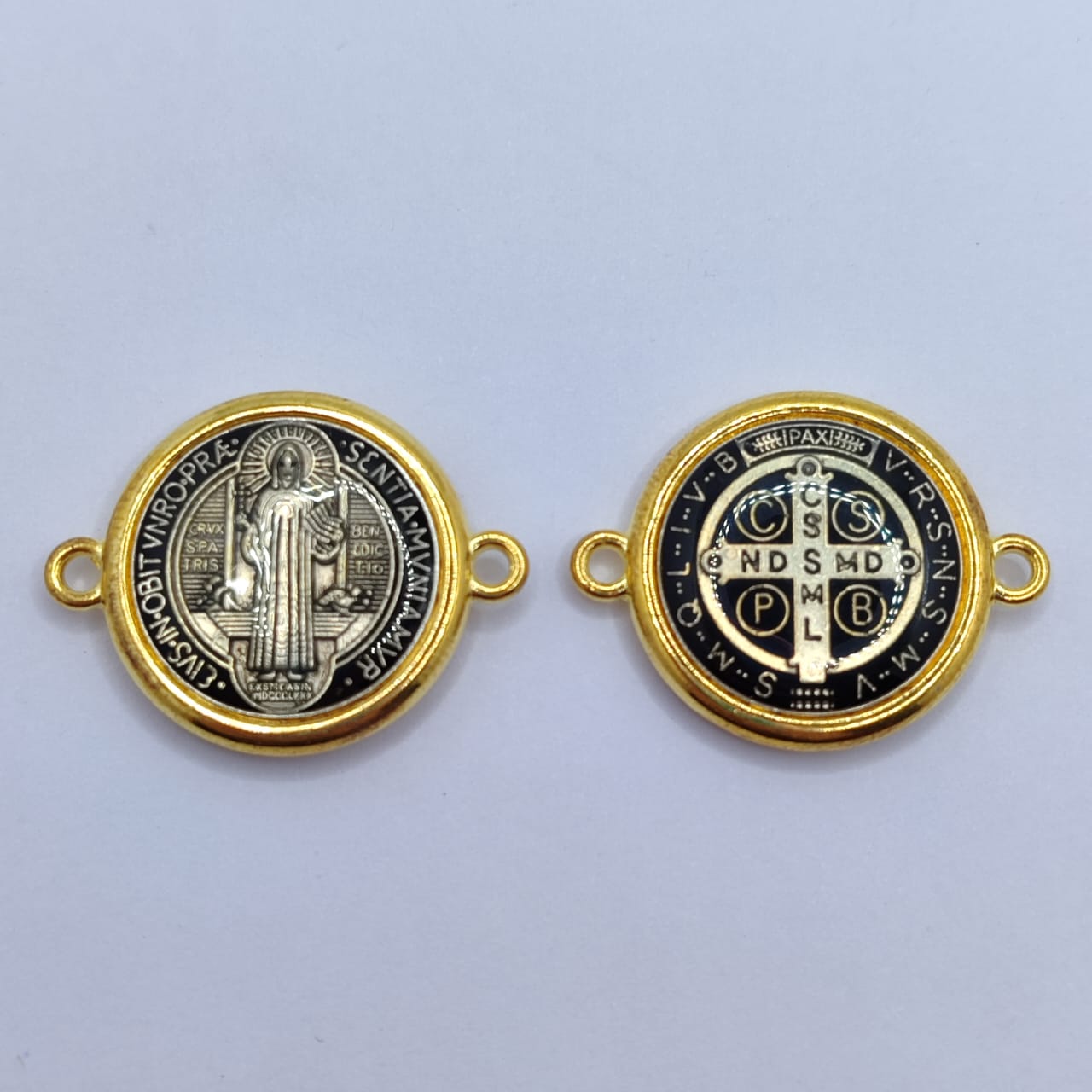 CONECTOR MEDALLA SAN BENITO BORDES DORADOS, 21MM NEGRO