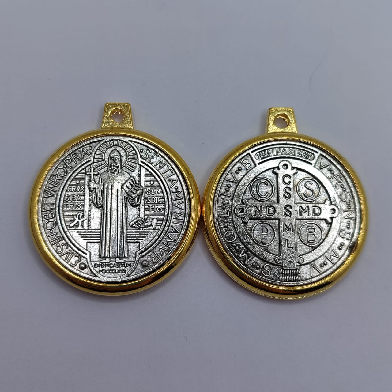 DIJE MEDALLA SAN BENITO BORDES DORADOS,33MM PLATEADO
