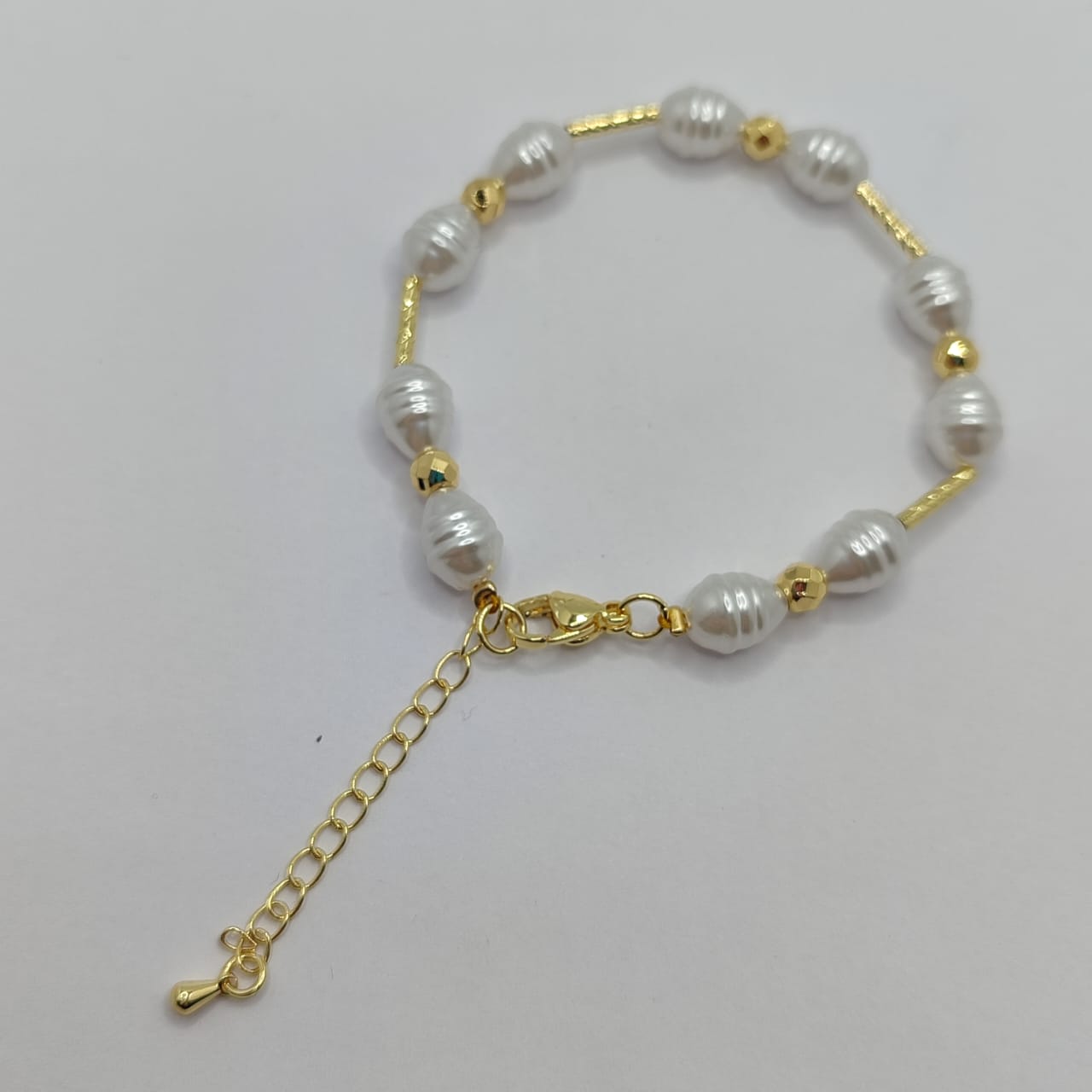 PULSERA DE PERLA IRREGULAR 8MM CON BALIN FACETADO Y TUBITO SEPARADOR