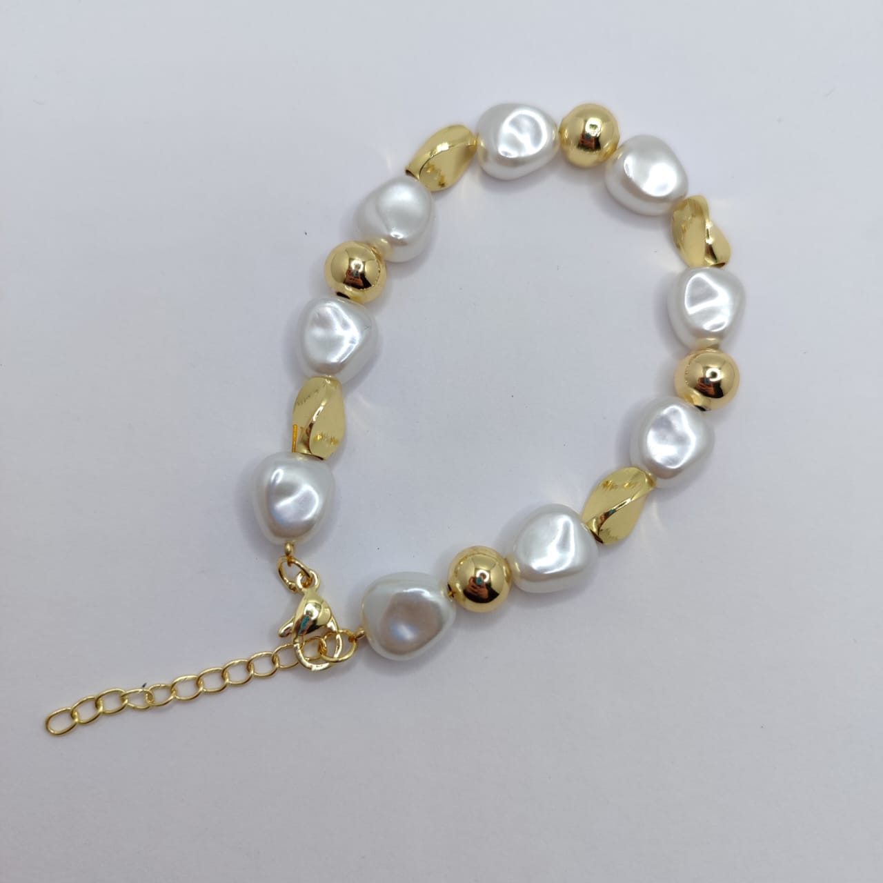 PULSERA PERLA IRREGULAR 10MM CON BALIN 8MM Y SEPARADOR DE ESPIRAL