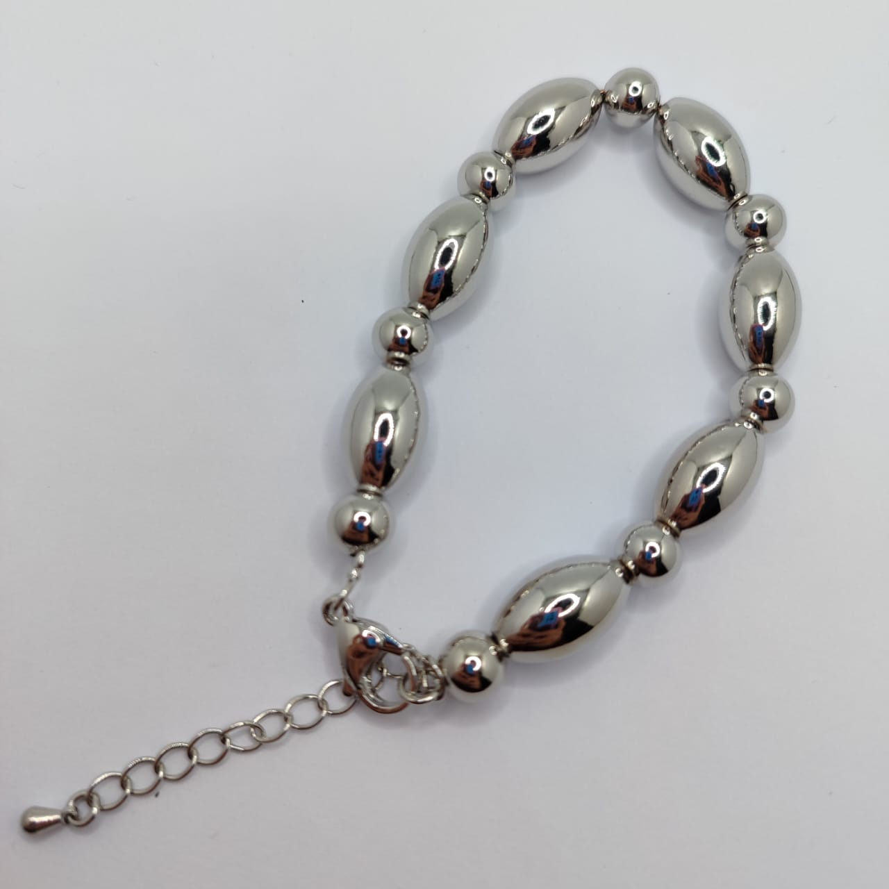 PULSERA CUENTAS EN FORMA DE ARROZ PLATEADO CON BALIN 8MM
