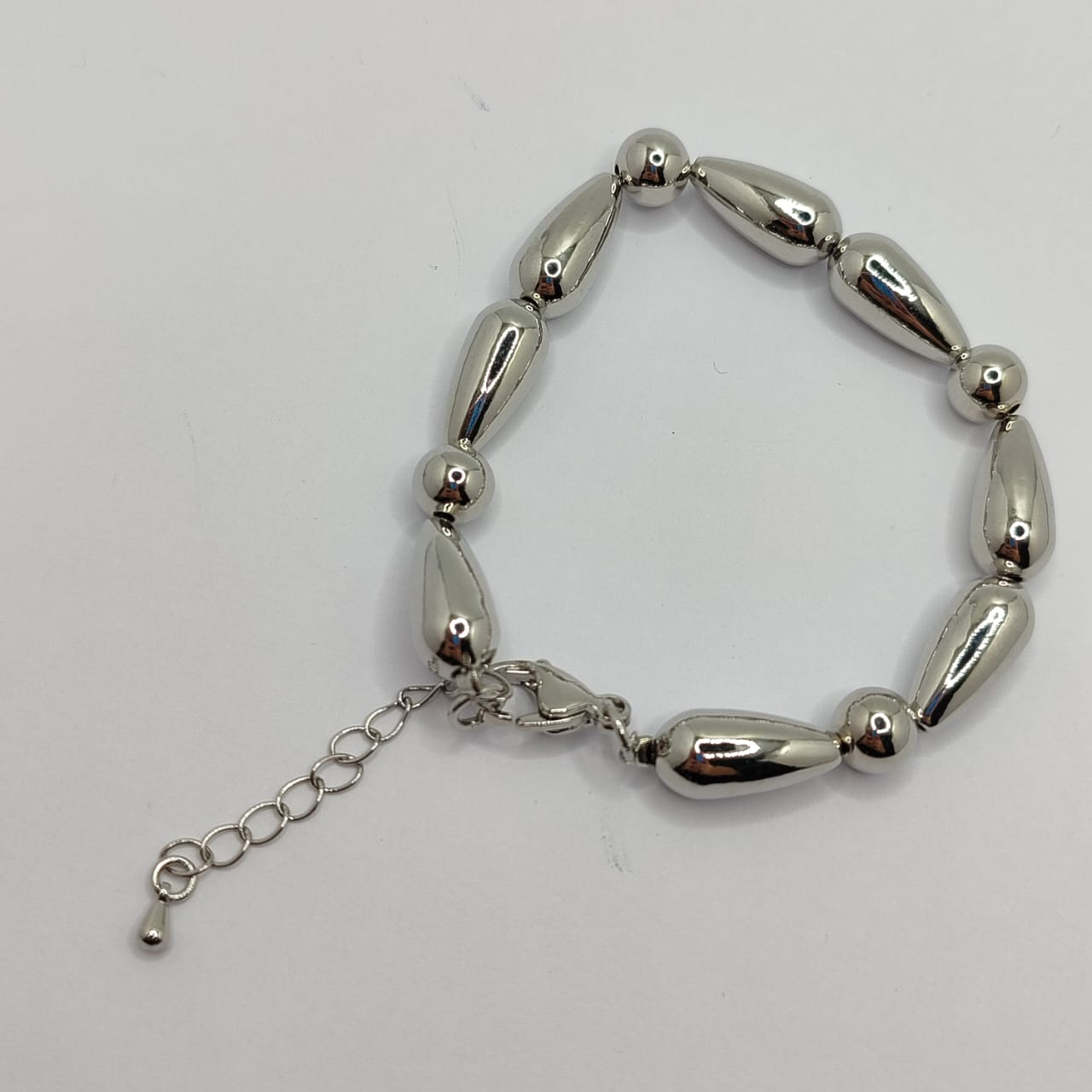 PULSERA DE CUENTAS EN FORMA DE LAGRIMAS PLATEADO CON BALIN 8MM