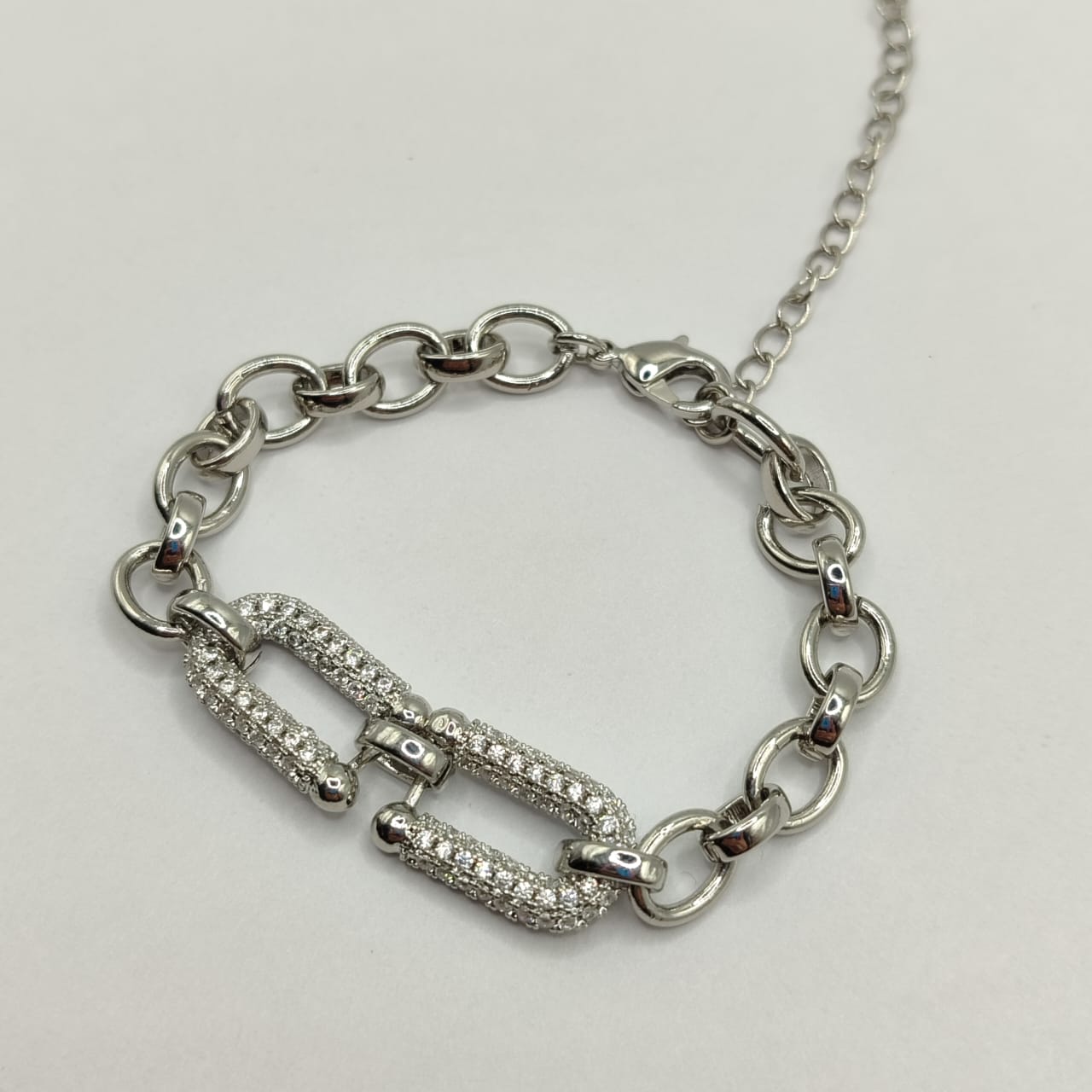 PULSERA PLATEADA CON ESLABON DE CIRCON ENTRELAZADO