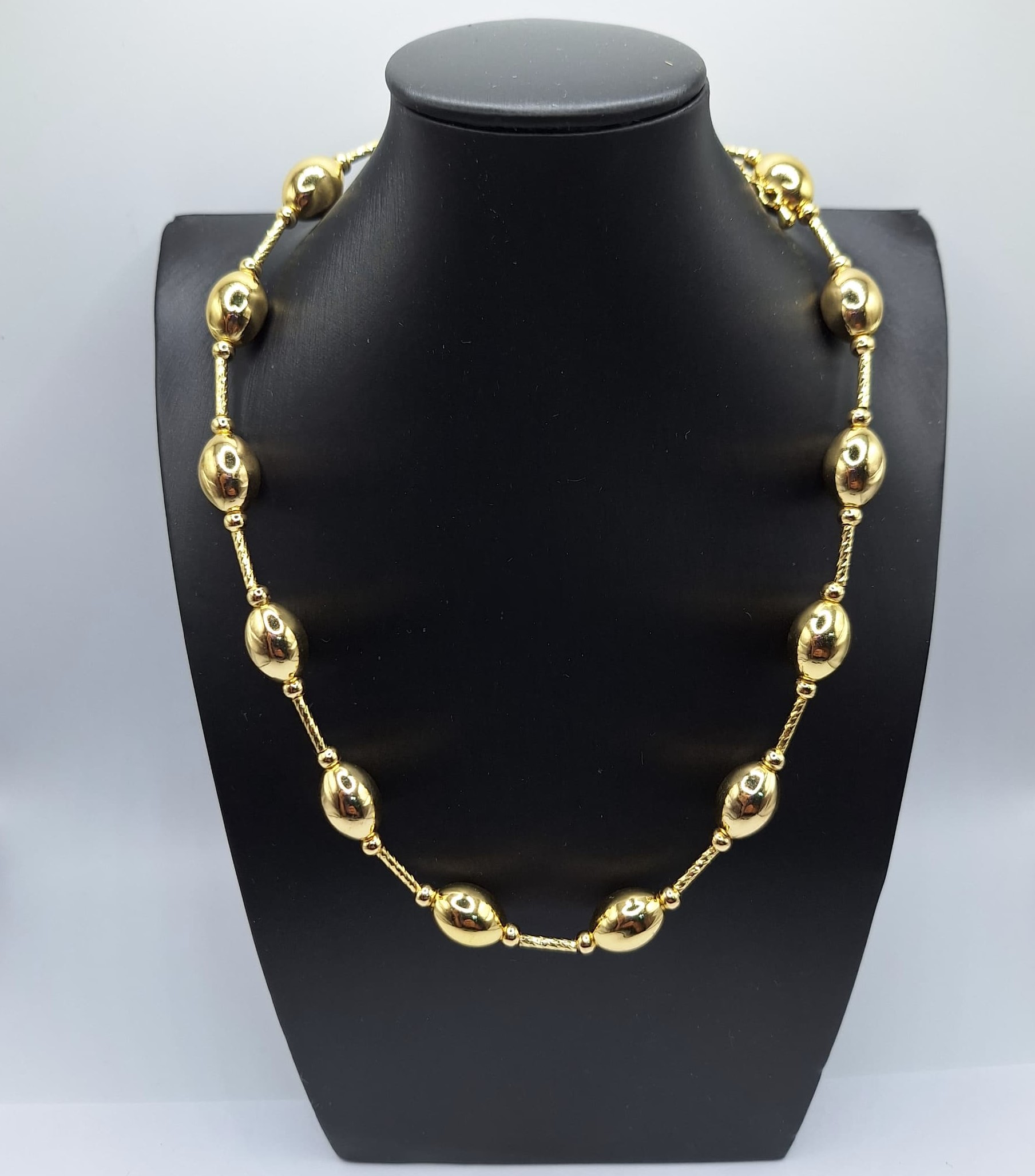 COLLAR FORMA DE ARROZ CON CURVA ESTRIADA GOLD