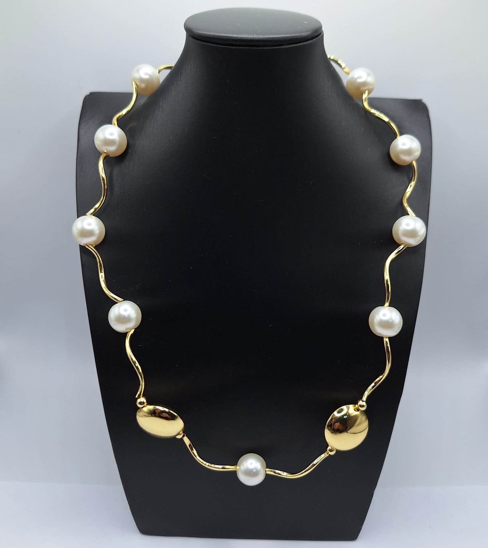 COLLAR PERLA CON CURVA LISA GOLD 10MM