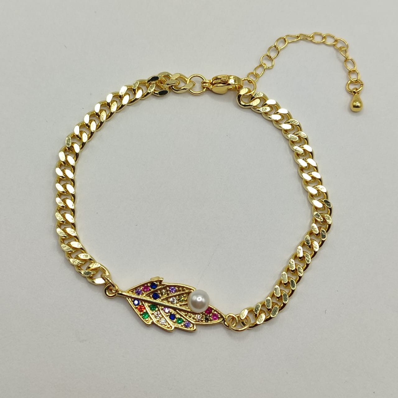 PULSERA CON CONECTOR HOJA DE COLORES Y PERLA, ESLABON CUBANO