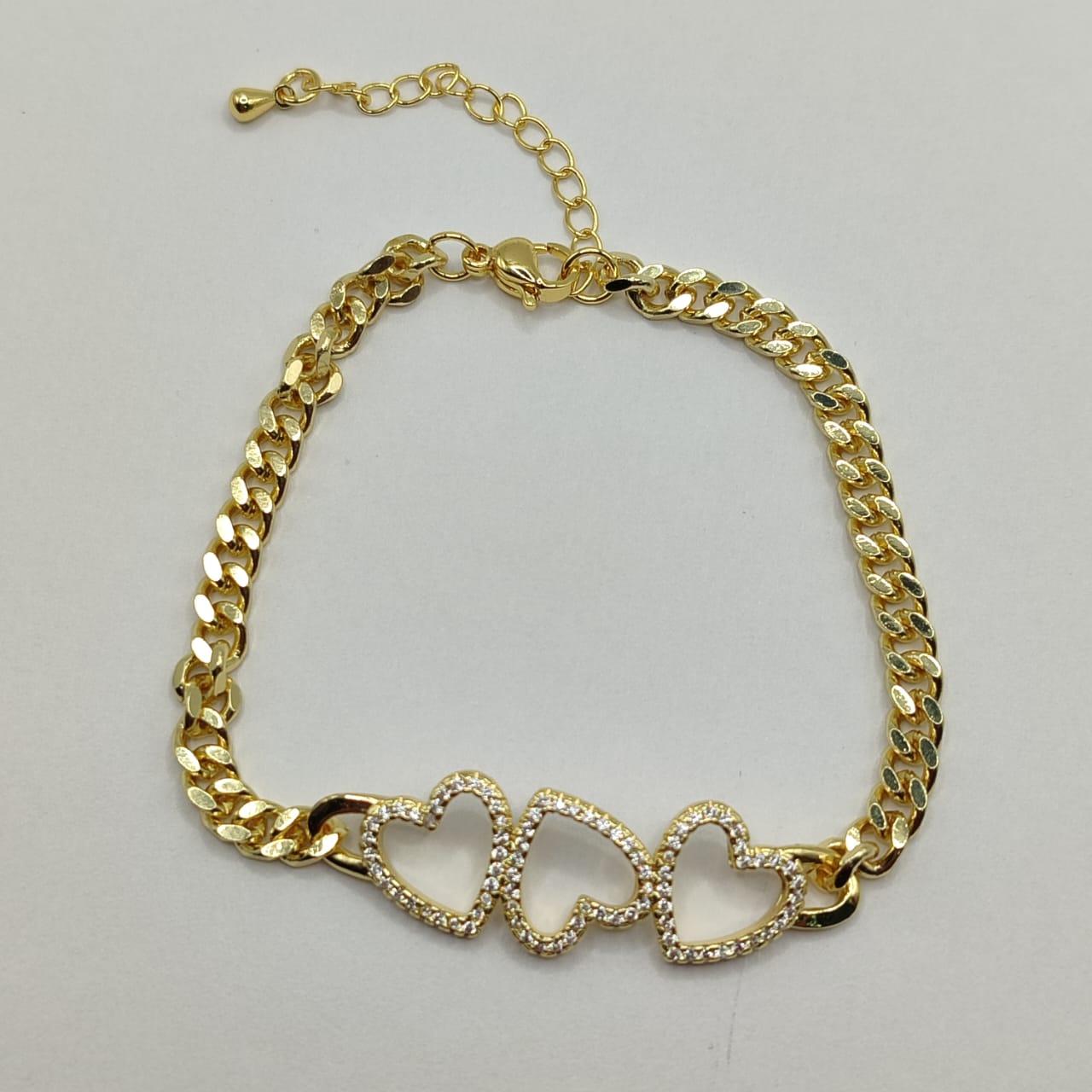 PULSERA CON CONECTOR CORAZON TRIPLE CON ESLABON CUBANO
